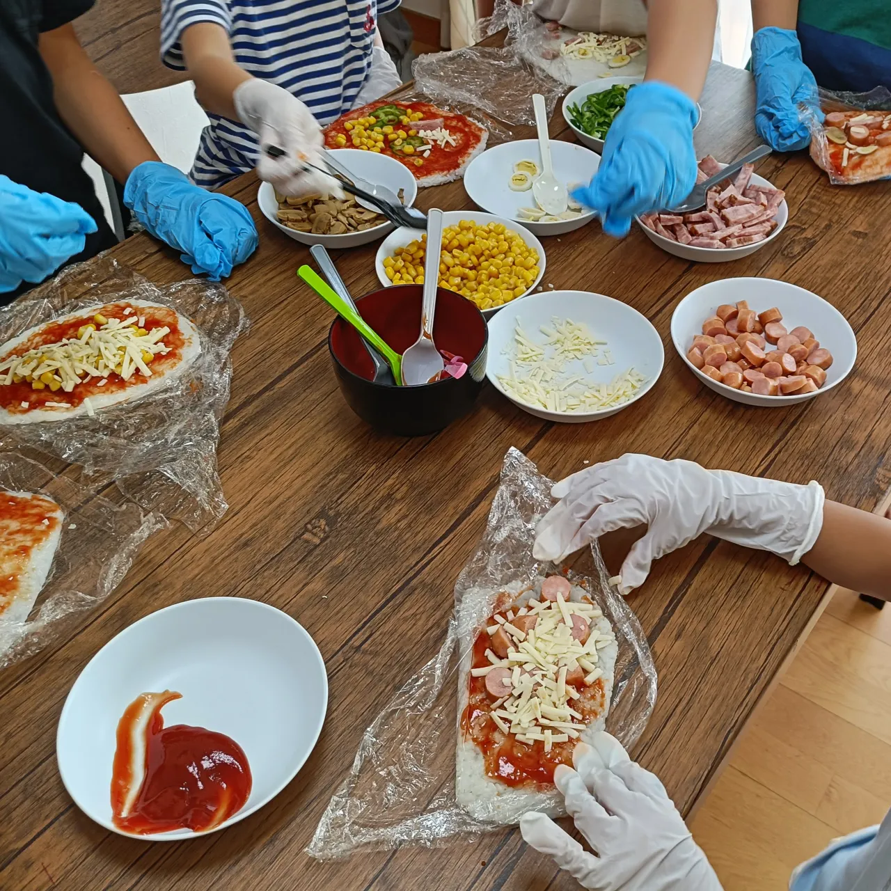 この日のお昼ご飯レクは、ご飯生地を使った「ごはんピザ」作り！